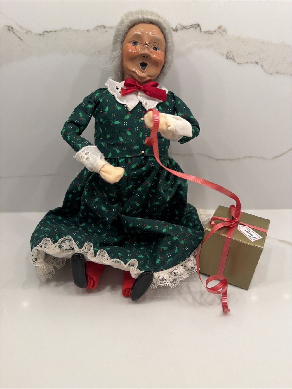 Byers Choice Carolers 1992 Sitting Mrs. Claus Wrapping Present